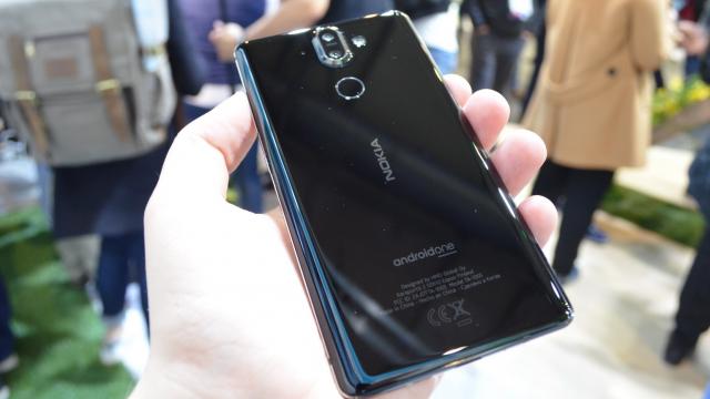 <b>MWC 2018: Nokia 8 Sirocco prezentare hands-on - Nokia 8 mai rotunjit, cu încărcare wireless (Video)</b>La 12 ani după ce Nokia 8800 Sirocco era cool, iată că acest brand revine la lumină, datorită ediţiei Nokia 8 Sirocco. A debutat în Barcelona la MWC 2018 şi mai jos punem mâna pe acest fashion phone.