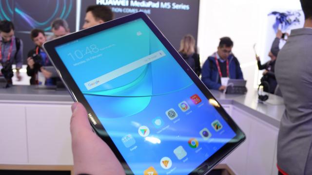 <b>MWC 2018: Huawei MediaPad M5 10 Pro prezentare hands-on - tabletă pentru muncă şi divertisment, cu 4 difuzoare Harman si stylus (Video)</b>Huawei şi-a păstrat telefoanele flagship pentru prezentarea din Paris, dar a adus în Barcelona tablete noi. E vorba despre modelele Huawei MediaPad M5, printre care şi o versiune de 8.4 inch, una de 10.8 inch, dar şi un model Pro asupra căruia ne oprim..