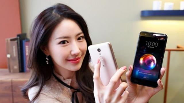 <b>LG X4 debutează oficial, cu un ecran de 5.3 inch HD la bord, camere modeste</b>După ce anterior aflam detalii despre lansarea lui LG X4+, astăzi descoperim că sud-coreenii de la LG Electronics au introdus pe piață și varianta standard, adică LG X4. Noul telefon vine echipat cu ecran HD de 5.3 inch și după cum vă așteptați