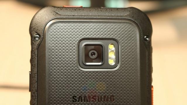 <b>Samsung Galaxy Xcover 5 apare în fotografii reale, cu blitz LED triplu în spate</b>Deși speram ca viitorul smartphone rugged Samsung care să își facă apariția în leak-uri să fie mai degrabă Galaxy S9 Active, iată că ne mulțumim pentru moment doar cu scăpări asociate unui model de buget intitulat Samsung Galaxy Xcover 5