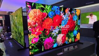 Am văzut TCL X11L la IFA: televizorul de 2,5 metri care încearcă să ducă Mini LED-ul lângă OLED
