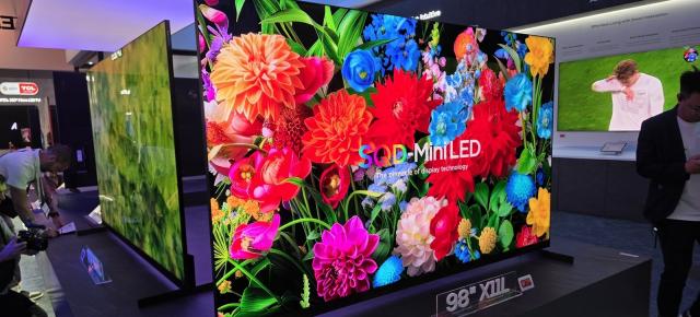 Am văzut TCL X11L la IFA: televizorul de 2,5 metri care încearcă să ducă Mini LED-ul lângă OLED