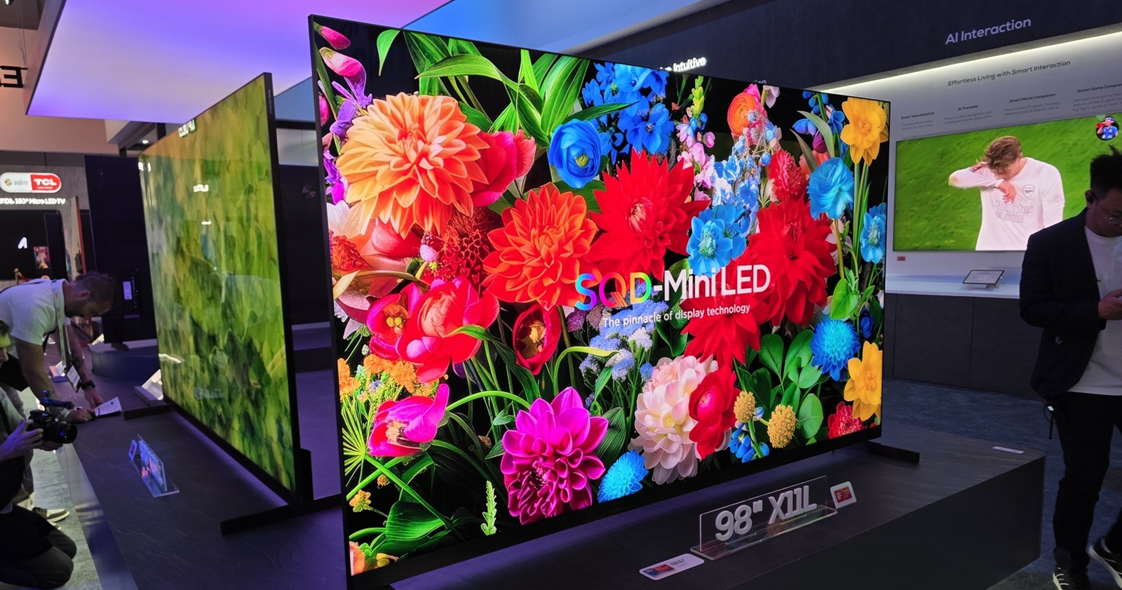 Am văzut TCL X11L la IFA: televizorul de 2,5 metri care încearcă să ducă Mini LED-ul lângă OLED