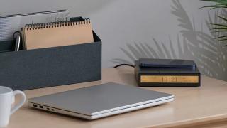 Telefonul la încărcat, temperatura sub control și ora la vedere; IKEA a înghesuit toate acestea într-un ceas de noptieră