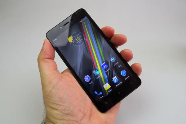 Allview V2 Viper i4G: Design poate prea simplu, dar destul de comod şi familiar