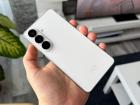 Samsung Galaxy S26: Design compact și comod, ușor de manevrat, un alb imaculat fără amprente