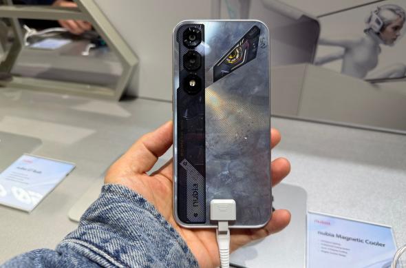Nubia Neo 5 GT - Fotografii hands-on MWC: Nubia_ (3).jpg