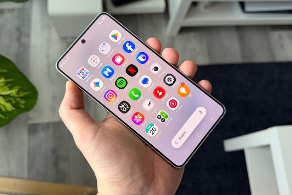 Samsung Galaxy S26: Display de 6.3 inch numai bun pentru cei care vor telefon compact, mai luminos decât Ultra