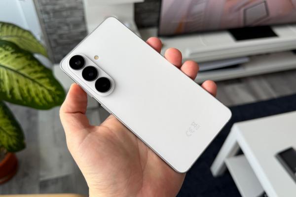 Samsung Galaxy S26: Design compact și comod, ușor de manevrat, un alb imaculat fără amprente