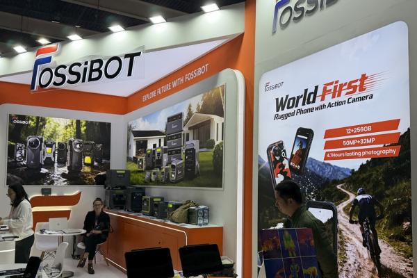 MWC 2026: Turul standului Fossibot, care face telefoane robuste, unul chiar cu cameră de acțiune integrată