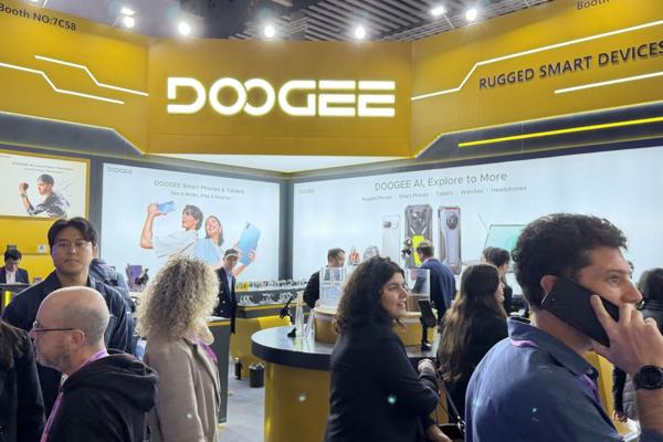 MWC 2026: Care e treaba cu brandul DOOGEE, cu telefoane robuste, căști ce funcționează sub apă și MULTE ceasuri (Video)