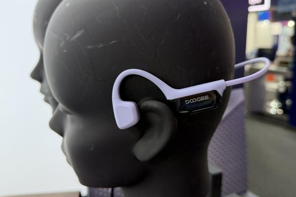 MWC 2026: Ştiaţi că există căşti cu care poţi asculta muzica sub apă? DOOGEE are aşa ceva