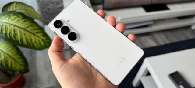 Samsung Galaxy S26: Design compact și comod, ușor de manevrat, un alb imaculat fără amprente