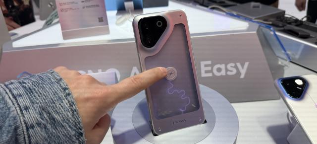 MWC 2026: Tecno POVA Neon e "telefonul cu fulgere" pe spate - Hands On