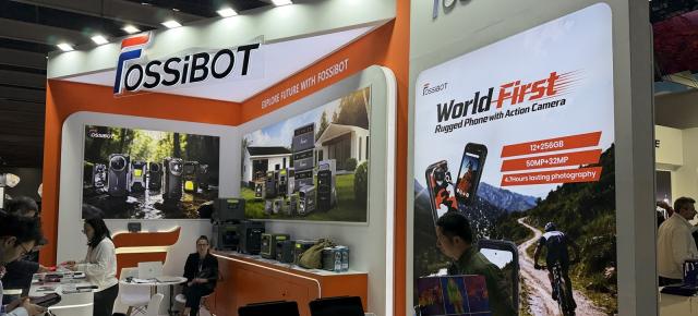 MWC 2026: Turul standului Fossibot, care face telefoane robuste, unul chiar cu cameră de acțiune integrată