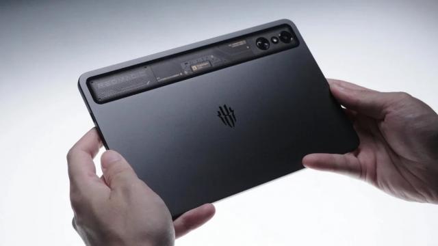 <b>Nubia pregătește o nouă tabletă compactă de gaming! Red Magic Gaming Tablet 5 Pro vine ca rival pentru Lenovo Legion Tab (2026)</b>Dacă recent ASUS a renunțat la gama ROG Phone, cea destinată telefoanelor de gaming, segmentul tabletelor compacte pentru jocuri devine tot mai interesant. Nubia urmează să intre în competiție cu Lenovo pe această nișă, pregătind Red Magic Gaming Tablet