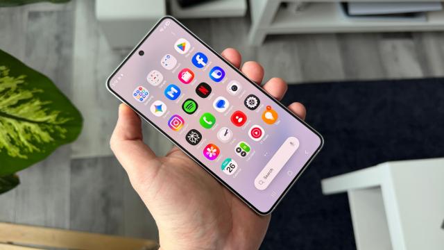 <b>Samsung Galaxy S26: Display de 6.3 inch numai bun pentru cei care vor telefon compact, mai luminos decât Ultra</b>Samsung Galaxy S26 primește mai multe noutăți decât fratele său mai mare S26+, inclusiv un boost de diagonală. De la 6.2 inch la predecesor, urcă la 6.3 inch, dar rămâne în continuare suficient de compact cât să îl manevrezi 