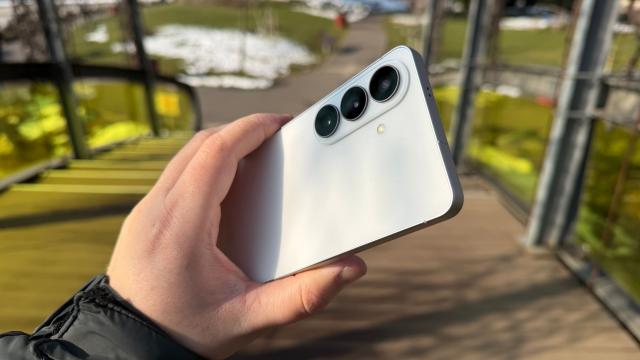 <b>Samsung Galaxy S26 review detaliat în limba română (evaluare Mobilissimo)</b>Samsung Galaxy S26 pare modelul cel mai puțin băgat în seamă din noul trio de flagship-uri și asta pentru că... e mic, e compact și lumea vrea în special telefoane mari. M-am bucurat să îl folosesc în perioada cât a fost 