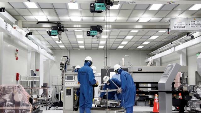 <b>China vrea propria alternativă la ASML; Presiunea sancțiunilor americane accelerează ambițiile industriei de cipuri</b>În centrul discuției despre independența tehnologică a Chinei apare din nou ASML, compania olandeză care produce cele mai avansate echipamente pentru fabricarea semiconductorilor. Lideri importanți ai industriei chineze spun că țara trebuie să accelereze 