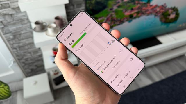 <b>Samsung Galaxy S26: Singurul smartphone din serie cu upgrade de mAh, cum se descurcă bateria sa la teste?</b>Samsung Galaxy S26 este singurul model din tripleta S26 care primește upgrade de baterie, de mAh. De la 4000 mAh cât avea predecesorul urcă la 4300 mAh, păstrând alimentarea la 25W pe fir, 15W wireless 