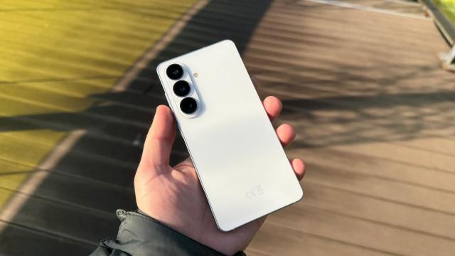 <b>Samsung Galaxy S26: O cameră triplă pe care o știam deja, acum cu Horizon Lock plus selfie-uri foarte bune</b>Deși are câteva schimbări pe la ecran și baterie, Galaxy S26 nu umblă la cameră și avem fix același setup de la predecesor, desigur optimizat prin software pentru a îmbunătăți captura. Noutatea mare aș zice că este Horizon Lock 