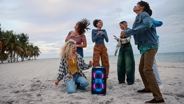 <b>E LUNI e AMAZON: Boxă portabilă JBL PartyBox Stage 120 cu 160 W, AI Sound Boost, show de lumini și autonomie de 12 ore</b>Un nou episod din seria „E LUNI e AMAZON” ne duce astăzi în zona gadgeturilor care pot transforma instant orice întâlnire într-o petrecere serioasă. Am descoperit pe Amazon Germania JBL PartyBox Stage 120, o boxă portabilă Bluetooth gândită clar