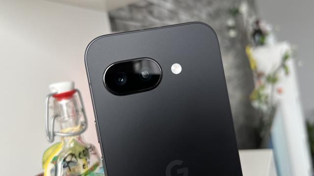 <b>Turul Magazinelor #1573: Google Pixel 9a în loc de 10a, monitor OLED sub 3000 lei, TV 4K sub 900 lei</b>Am revenit cu Turul Magazinelor, după o perioadă de acalmie pe bază de MWC 2026, multe hands-on şi ştiri. Suntem la episodul 1573, care se lasă cu telefon midrange sub 2000 lei, un Pixel 9a, cu aceleaşi funcţii ca şi 10a-ul, dar mult mai ieftin