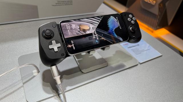 <b>MWC 2026: Am pus mâna pe telefonul de gaming de 399 euro - Nubia Neo 5 GT</b>Nubia nu are doar brandul Red Magic în zona telefoanelor de gaming, ci şi pe cel Nubia Neo mai nou, care include un telefon midrange de gaming. E vorba despre Nubia Neo 5 GT, care tocmai a debutat la MWC 2026 şi am pus mâna 
