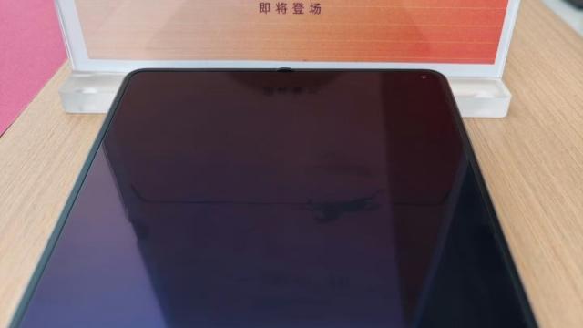 <b>iPhone Ultra va folosi aceeași tehnologie cu "zero cute" văzută pe OPPO Find N6, rezultatul unei colaborări ce implică și Samsung</b>În această dimineață am aflat că iPhone Fold nu este numele final al primului smartphone pliabil de la Apple, ci.. iPhone Ultra. De fapt se pregătește un întreg lineup de dispozitive Ultra care implică și căști și laptop, primul cu ecran tactil