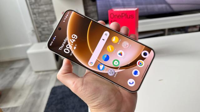 <b>OnePlus 16 nu se mulțumește cu Snapdragon 8 Elite-ul Gen6 de bază, va opta pentru varianta Pro</b>Zvonurile asociate lui OnePlus 16 vorbesc despre dotări uluitoare și mă refer aici la mențiunile pentru un ecran de 240Hz și la setup-ul foto triplu care implică senzori de 200 mpx. Aceste upgrade-uri vor duce și la majorări de prețuri 