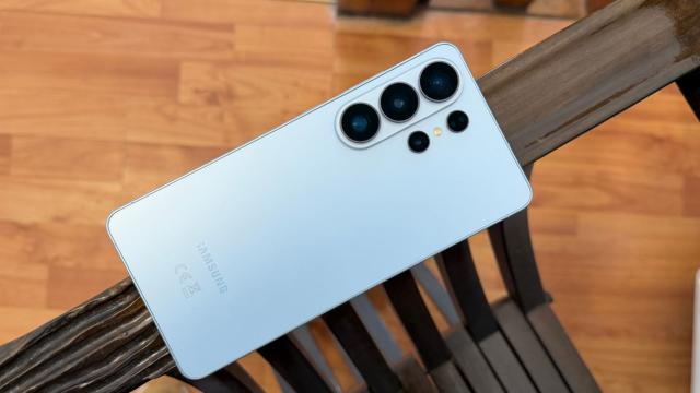 <b>Top 5 funcţii pe care aş fi vrut să le văd pe Galaxy S26 Ultra</b>E clar că Samsung a ales să îşi tempereze elanul inovaţiei în ultimii ani, când vine vorba de seria Galaxy S. Cumva lăsând noutăţile reale pentru seria Z Fold... Astfel, Samsung Galaxy S26 Ultra se simte mai mult ca un S25