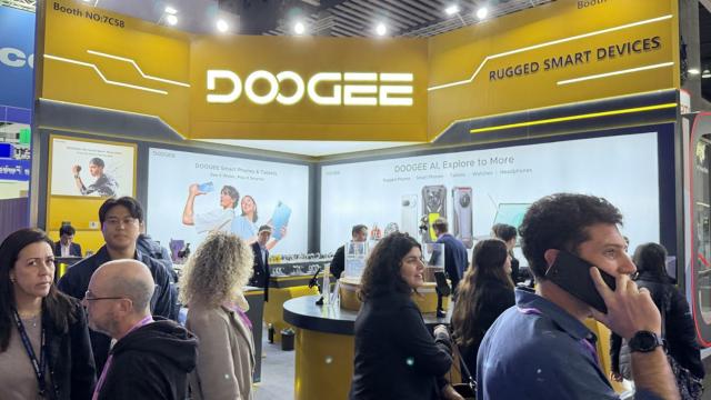 <b>MWC 2026: Care e treaba cu brandul DOOGEE, cu telefoane robuste, căști ce funcționează sub apă și MULTE ceasuri (Video)</b>Brandul DOOGEE probabil că nu va spune multe, dar mie îmi spune, de vreme ce am mai testat telefoane de la ei la un moment dat. Acum vreo 8-9 ani. În general este vorba despre telefoane robuste, cu baterii de mulți mAh. Așa că am purces la standul