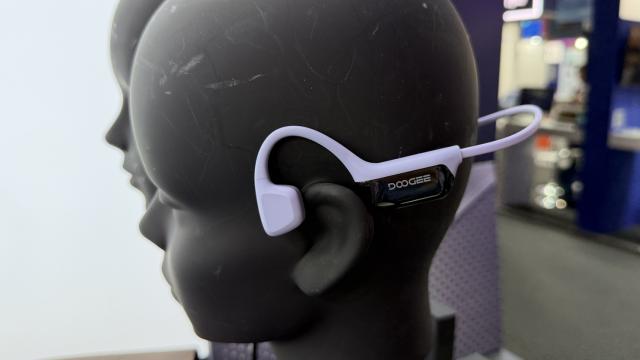 <b>MWC 2026: Ştiaţi că există căşti cu care poţi asculta muzica sub apă? DOOGEE are aşa ceva</b>Chiar dacă standul celor de la DOOGEE este mai degrabă despre telefoane robuste, cu baterii de mulți mAh, am dat și peste căști care se pot folosi sub apă. DOOGEE Bone Air Swim îți permit să asculți muzica în vreme ce înoți, adică sub apă