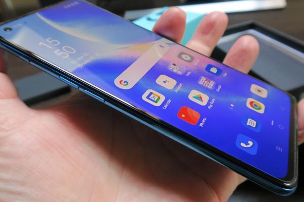 Oppo Reno5 5G: Display excelent pentru Netflix şi gaming