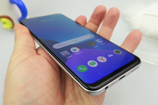 Realme 8: Display excelent în bătaia soarelui de primăvară