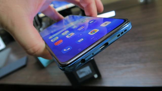 <b>Oppo Reno5 5G: Conectivitate 5G, WiFi rapid, USB-C</b>Oppo Reno5 5G suportă conectivitate WiFi 5 (a/b/g/n/ac), dar şi Bluetooth 5.1, plus USB-C 3.1, 4G şi 5G. Terminalul are două sloturi nano SIM, iar pe partea de localizare primim GPS (dual band), BeiDou, GLONASS, Galileo, QZSS, AGPS. Telefonul accepta