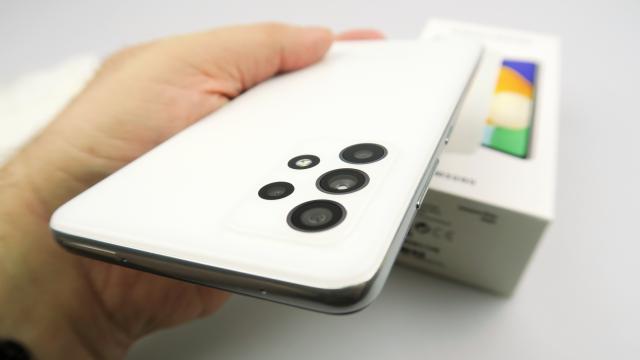 <b>Samsung Galaxy A52 5G Unboxing: Galaxy A se apropie de seria Galaxy S cu un pas mare</b>Samsung Galaxy A52 5G a debutat în luna martie a lui 2021, aducând upgrade-uri serioase seriei Galaxy A, poate mai mult decât oricând, de la apariţia acestei serii. Vă puteţi da seama de asta numai prin faptul 