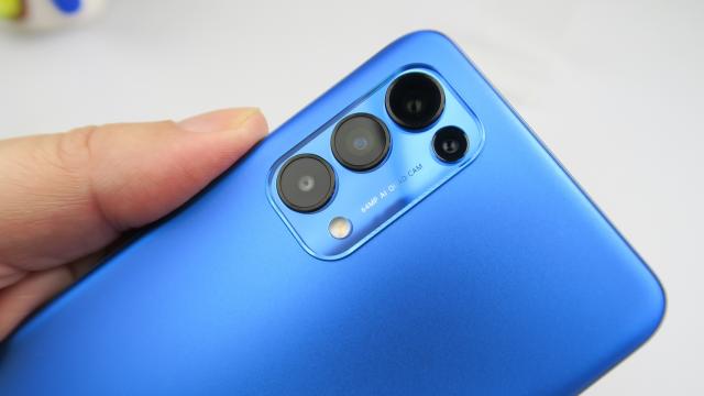 <b>Oppo Reno5 5G aduce o cameră cu AI performant, stabilizare şi captură nocturnă avansată</b>Oppo Reno5 5G aduce în mainstream câteva funcţii pe care le găseam doar pe flagshipuri şi pe unele scumpe. Până să ajungem acolo hai să recapitulăm puţin hardware-ul şi optică. Camera selfie decupată în ecran are o rezoluţie de 32 de megapixeli, suportă