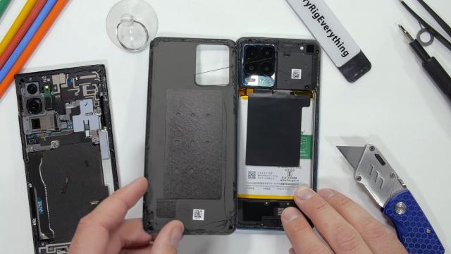 <b>Realme 8 Pro disecat de JerryRigEverything: cât de uşor se desface şi cât de mare e camera de 108 MP (Video)</b>Telefonul Realme 8 Pro a ajuns şi la JerryRigEverything în ultimele 24 de ore şi cu această ocazie putem vedea cât de uşor este de desfăcut, dar şi cum arată componentele sale. Terminalul a debutat de altfel recent 