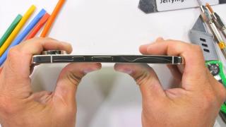 Google Pixel 11 Pro XL îndoit, zgâriat de JerryRigEverything; Rezistă? (Bonus - avem şi disecţie)