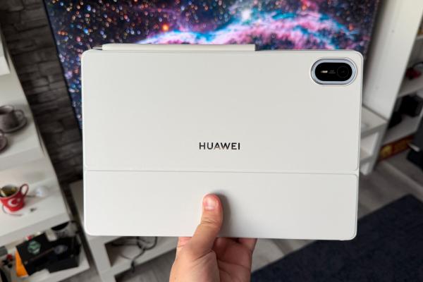 HUAWEI MatePad Air 2026: Cameră simplificată în spate, dar mult mai bună pentru selfie și apeluri video