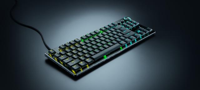 RAZER prezintă Huntsman V3 Pro Low-Profile Tenkeyless 8KHz, prima tastatură esports cu profil redus și switch-uri optice analogice din lume