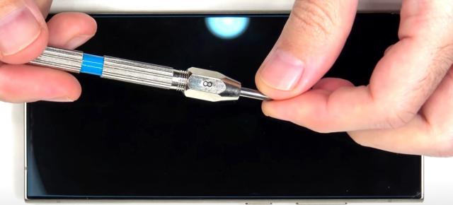 Ca pe vremea lui LG G Flex: Galaxy S27 ar putea să se repare singur, prin tehnologia Corning nouă