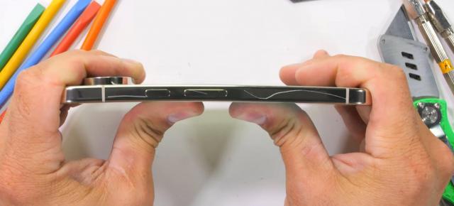 Google Pixel 11 Pro XL îndoit, zgâriat de JerryRigEverything; Rezistă? (Bonus - avem şi disecţie)