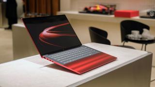 Un Ferrari pe birou: HP lansează un laptop spectaculos în ediție limitată, cu design inspirat de supercarurile italiene