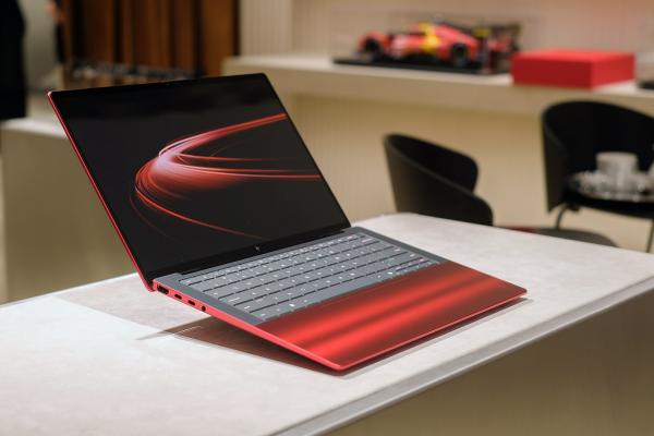 Un Ferrari pe birou: HP lansează un laptop spectaculos în ediție limitată, cu design inspirat de supercarurile italiene