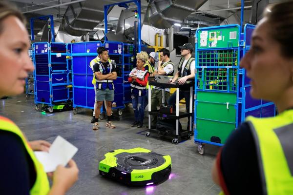 Amazon pregătește un nou val de automatizare în Europa - noul robot logistic Proteus poate primi instrucțiuni ca un coleg de muncă