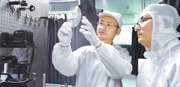 Discul de sticlă care poate stoca 360 TB a intrat în producție limitată în China - datele ar putea fi păstrate peste 100.000 de ani