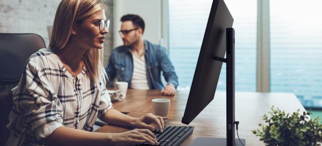 Computex 2026: ASUS ExpertCenter P200 AiO este un PC All in One cu Ryzen, panou de 24 inch, ideal pentru birou