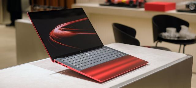 Un Ferrari pe birou: HP lansează un laptop spectaculos în ediție limitată, cu design inspirat de supercarurile italiene